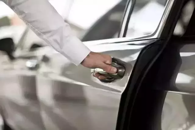 如果你的車門把下方有一枚硬幣,請你馬上拿起手機報警,否則後果慘重!一定要轉給有車的親友,特別是長輩!