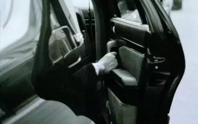 如果你的車門把下方有一枚硬幣,請你馬上拿起手機報警,否則後果慘重!一定要轉給有車的親友,特別是長輩!