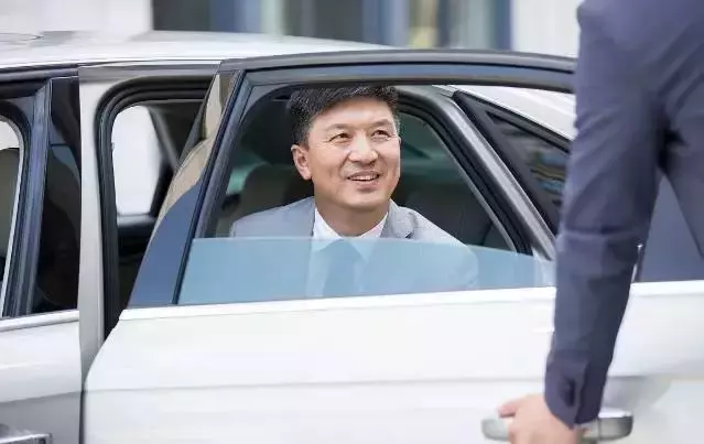 如果你的車門把下方有一枚硬幣,請你馬上拿起手機報警,否則後果慘重!一定要轉給有車的親友,特別是長輩!