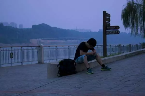 為什麼有些人寧願孤單,也不主動聯繫別人?