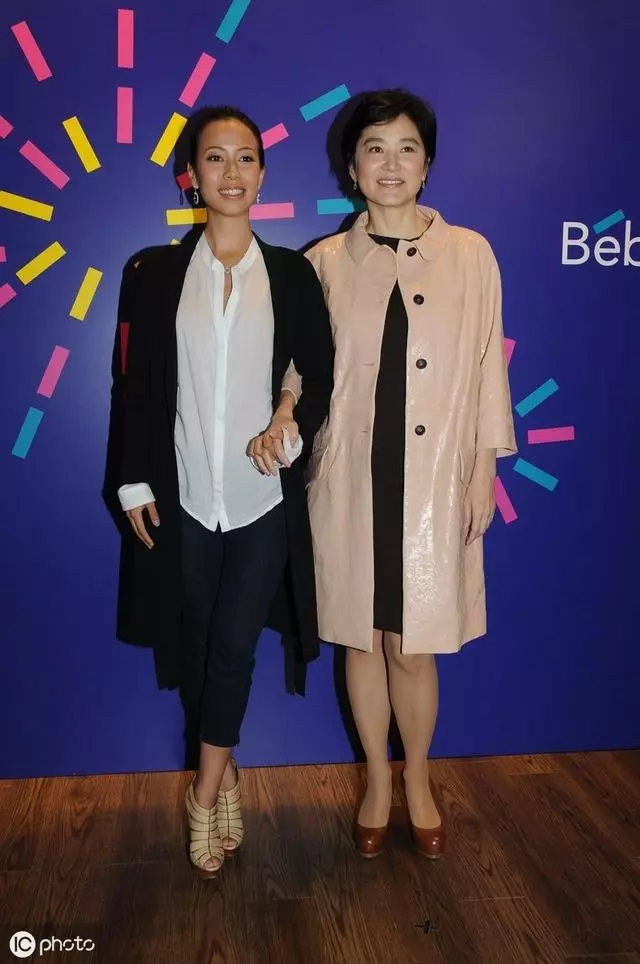 64歲林青霞罕見攜23歲邢愛林公開露臉,女兒皮膚黑亮長相更像父親
