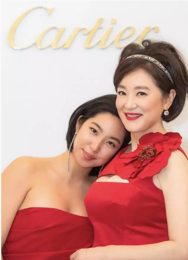 64歲林青霞罕見攜23歲邢愛林公開露臉,女兒皮膚黑亮長相更像父親