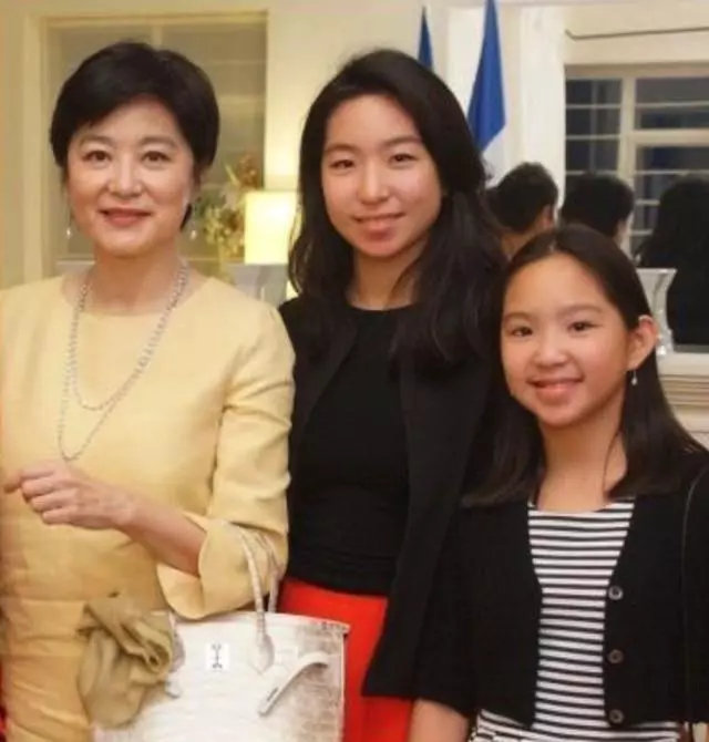 64歲林青霞罕見攜23歲邢愛林公開露臉,女兒皮膚黑亮長相更像父親