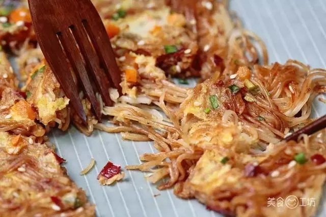 麵條還能切著吃?又香又酥脆,做法超簡單!