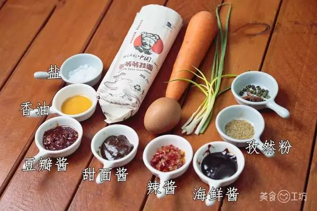 麵條還能切著吃?又香又酥脆,做法超簡單!
