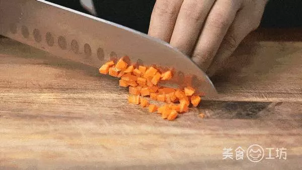 麵條還能切著吃?又香又酥脆,做法超簡單!