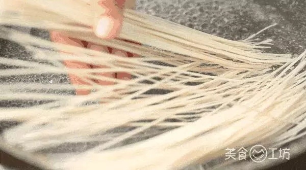 麵條還能切著吃?又香又酥脆,做法超簡單!