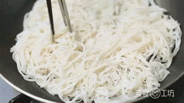 麵條還能切著吃?又香又酥脆,做法超簡單!
