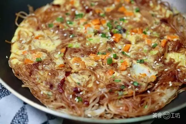 麵條還能切著吃?又香又酥脆,做法超簡單!