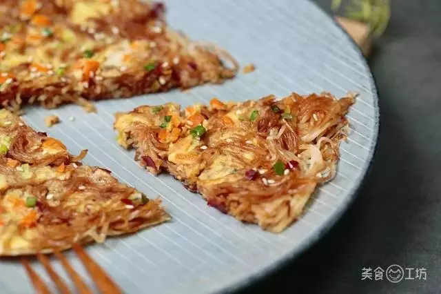 麵條還能切著吃?又香又酥脆,做法超簡單!