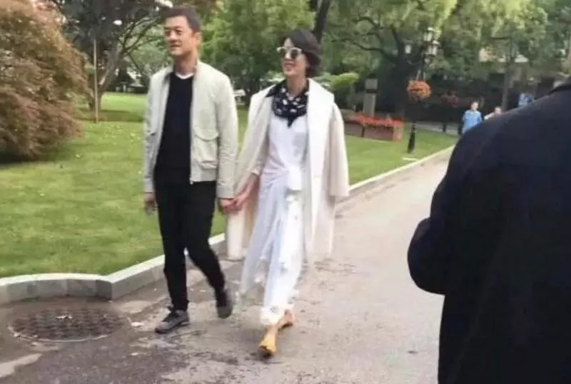 與「天后」離婚6年,李亞鵬再爆新戀情!甜蜜牽手短髮女被拍,網驚:「翻版王菲」