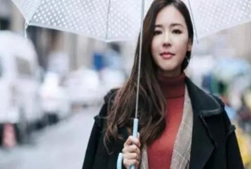 24歲奉子成婚,34歲被55歲馬景濤拋棄,如今36歲似少女