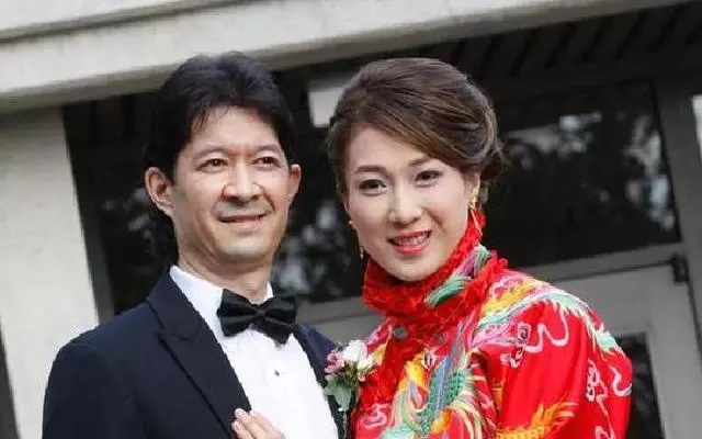 鍾嘉欣隻身帶兒女回港,精心安排生日聚會,愛女拍照太搞笑