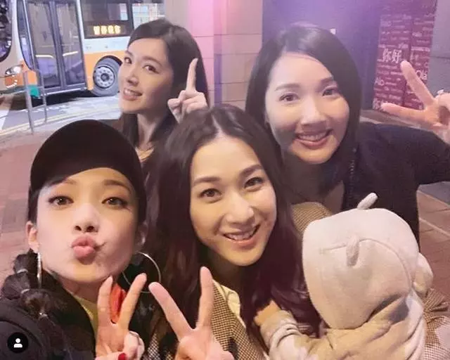 鍾嘉欣隻身帶兒女回港,精心安排生日聚會,愛女拍照太搞笑