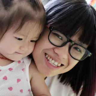 鍾嘉欣隻身帶兒女回港,精心安排生日聚會,愛女拍照太搞笑