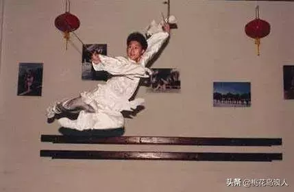 他是李連杰師弟,12歲拿冠軍,14歲癱瘓,43歲締造50億票房神話