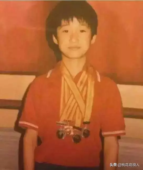 他是李連杰師弟,12歲拿冠軍,14歲癱瘓,43歲締造50億票房神話