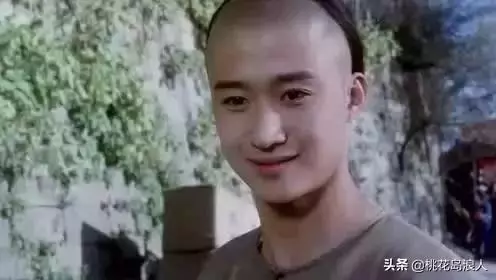 他是李連杰師弟,12歲拿冠軍,14歲癱瘓,43歲締造50億票房神話
