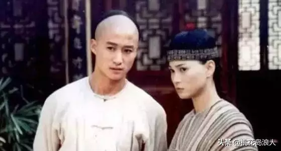 他是李連杰師弟,12歲拿冠軍,14歲癱瘓,43歲締造50億票房神話