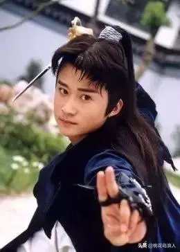 他是李連杰師弟,12歲拿冠軍,14歲癱瘓,43歲締造50億票房神話