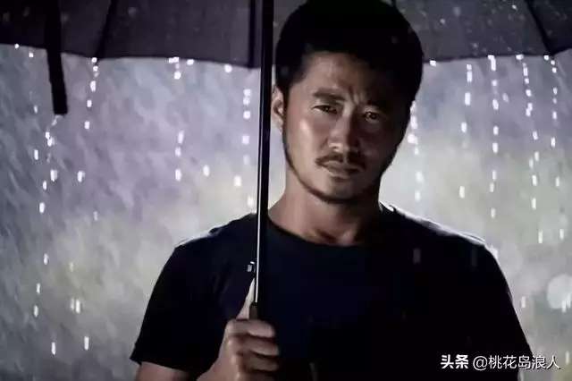 他是李連杰師弟,12歲拿冠軍,14歲癱瘓,43歲締造50億票房神話