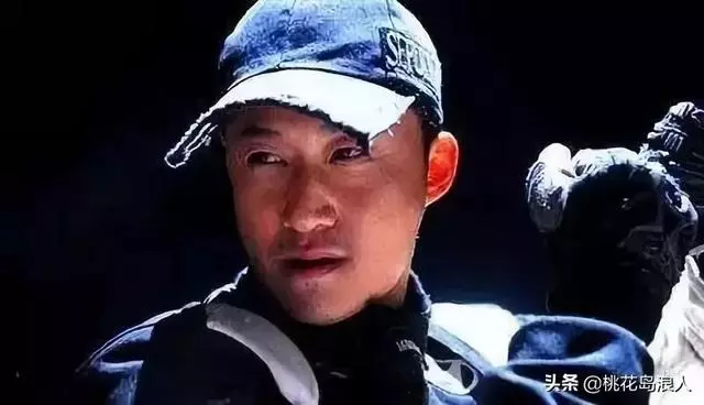 他是李連杰師弟,12歲拿冠軍,14歲癱瘓,43歲締造50億票房神話