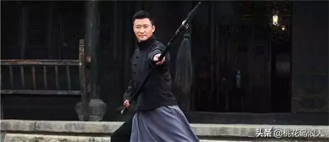他是李連杰師弟,12歲拿冠軍,14歲癱瘓,43歲締造50億票房神話