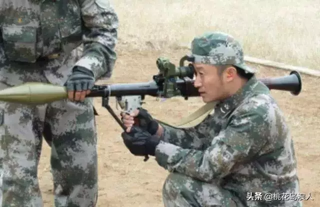 他是李連杰師弟,12歲拿冠軍,14歲癱瘓,43歲締造50億票房神話