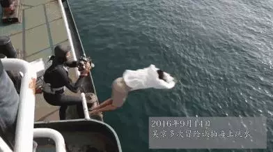 他是李連杰師弟,12歲拿冠軍,14歲癱瘓,43歲締造50億票房神話