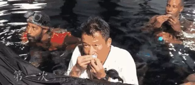 他是李連杰師弟,12歲拿冠軍,14歲癱瘓,43歲締造50億票房神話