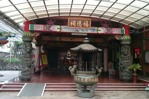 小鬼頭跑到廟裡「玩弄土地公衣服」有夠調皮 回到家「被蜈蚣上身」神明還現身教訓