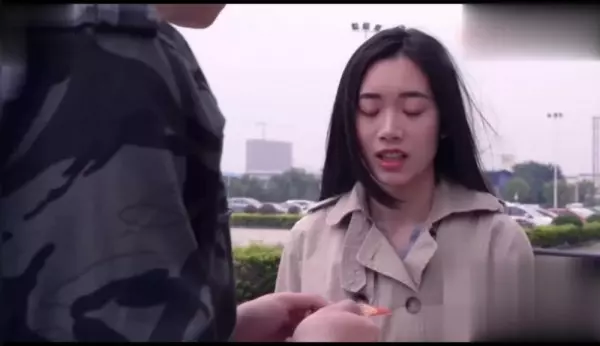 她被老公嫌「胸小」,為討歡心做「醫美手術」,沒想到醫生看到「刺青下的秘密」時立馬報警抓人!