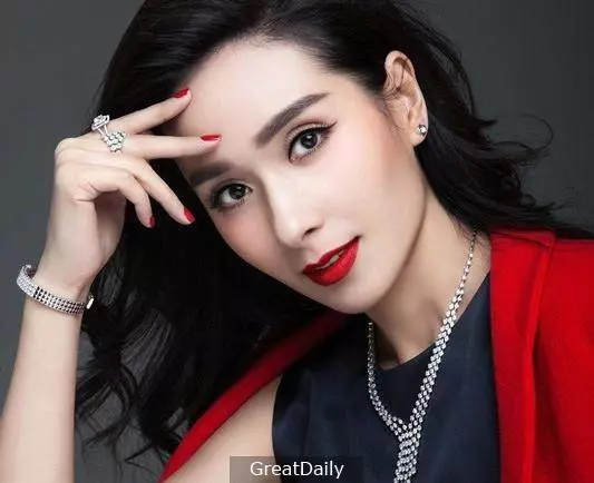 昔日花旦,亞洲小姐!卻被富豪正室當場抓猴,還扒光衣服當街暴打!為生活給人摸,如今過著心酸的生活!