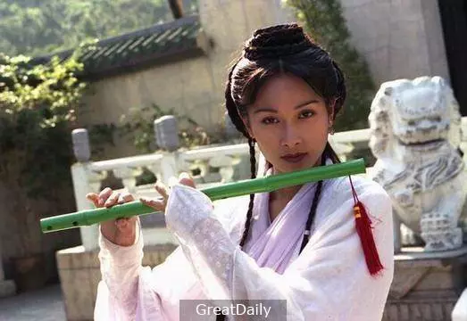 昔日花旦,亞洲小姐!卻被富豪正室當場抓猴,還扒光衣服當街暴打!為生活給人摸,如今過著心酸的生活!
