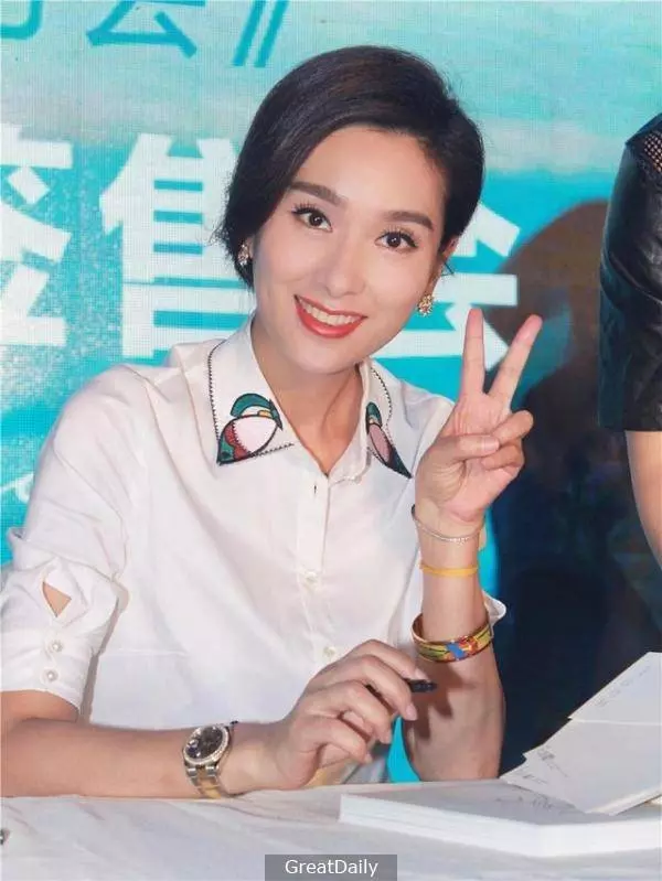 昔日花旦,亞洲小姐!卻被富豪正室當場抓猴,還扒光衣服當街暴打!為生活給人摸,如今過著心酸的生活!