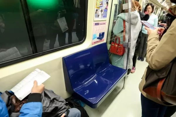 經痛+胃痛搭捷運!女學生「被阿伯逼讓座」還得意嗆:最好快統一 她「霸氣出招」讓阿伯臉垮閉嘴