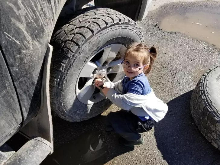 如何才能將女兒教得更堅強、更自信?一味的寵溺,只會害了她