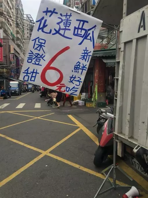 老闆騙人?他逛菜市場「花蓮西瓜只要6元」差點下手,放大一看「根本是陷阱」網友驚呼:趕快買光