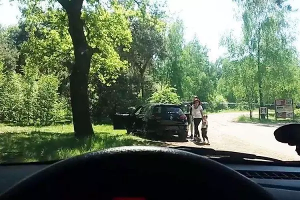 這對夫妻不怕死帶小孩下車危險拍獵豹,竟慘被當成食物!他們全家人眼睜睜看著「獵豹朝自己衝過來」!