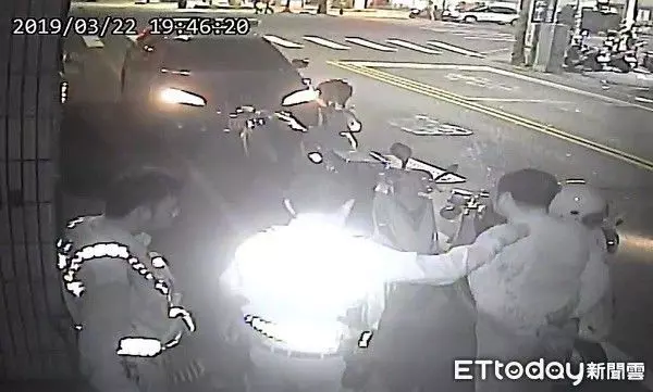 「最噁酒駕男」拒絕臨檢竟然用超噁奧步「OO大噴射」..警察沾全身怒吐一波!網:未開化