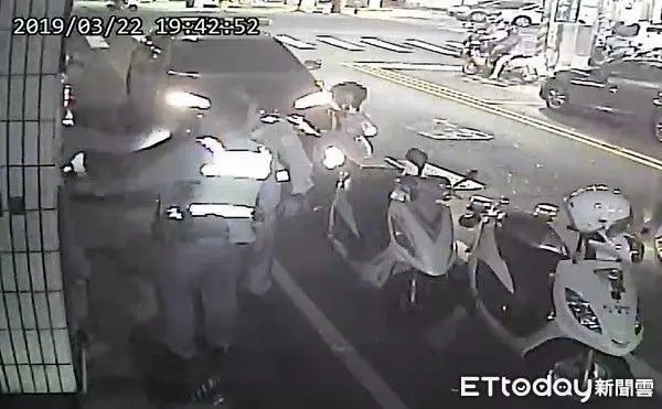 「最噁酒駕男」拒絕臨檢竟然用超噁奧步「OO大噴射」..警察沾全身怒吐一波!網:未開化