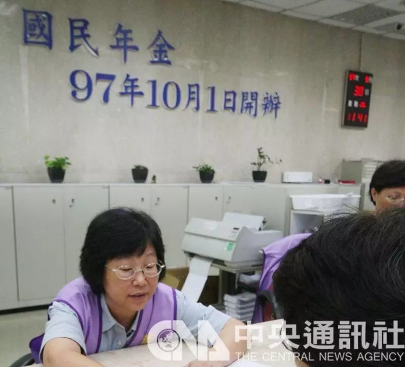 4500僑民走漏洞!他們只繳一點錢「爽撈國保2億」 衛福部超無奈「決定出手制裁」