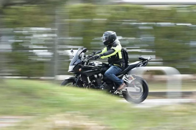 蟑螂飛進安全帽...騎士自撞違停車跌斷牙,獲賠219萬!