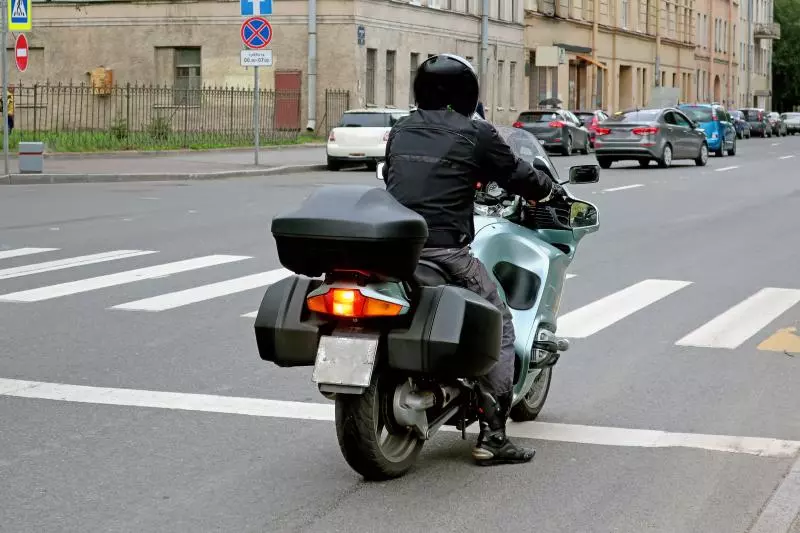 蟑螂飛進安全帽...騎士自撞違停車跌斷牙,獲賠219萬!
