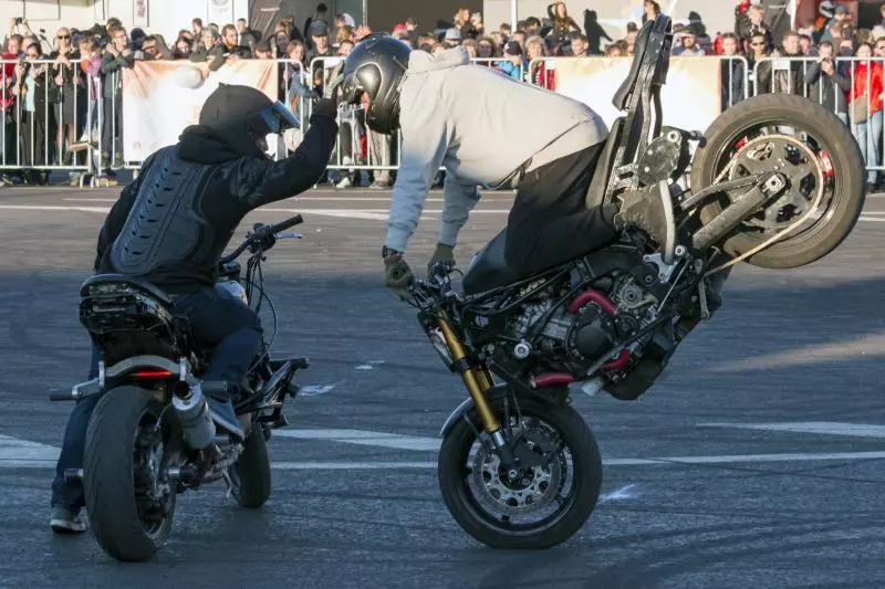蟑螂飛進安全帽...騎士自撞違停車跌斷牙,獲賠219萬!