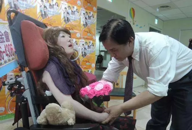 手牽一輩子!愛妻「倒下成植物人」他不離不棄 在結婚25週年這天「實現心願」眾人淚崩