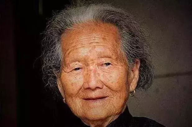 母親沒遺產,倒是欠人30萬,兒子不管,女兒還債後卻發了財