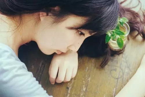 我結婚婆婆沒給彩禮,大姑姐出嫁後她給我一張卡,查餘額後愣了