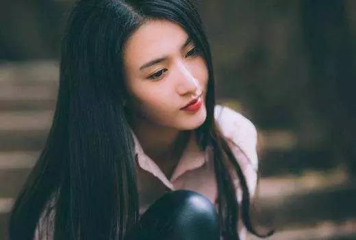 我結婚婆婆沒給彩禮,大姑姐出嫁後她給我一張卡,查餘額後愣了