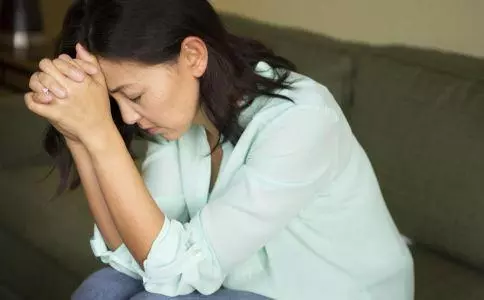 生了龍鳳胎卻被婆婆趕出家門,老公知道了原因,發飆要和婆婆斷絕關係
